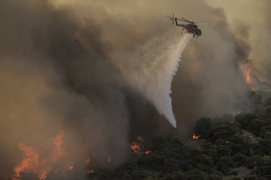 Πυροσβεστικό ελικόπτερο επιχειρεί στην κατάσβεση της πυρκαγιάς σε δασική έκταση στη Φυλή