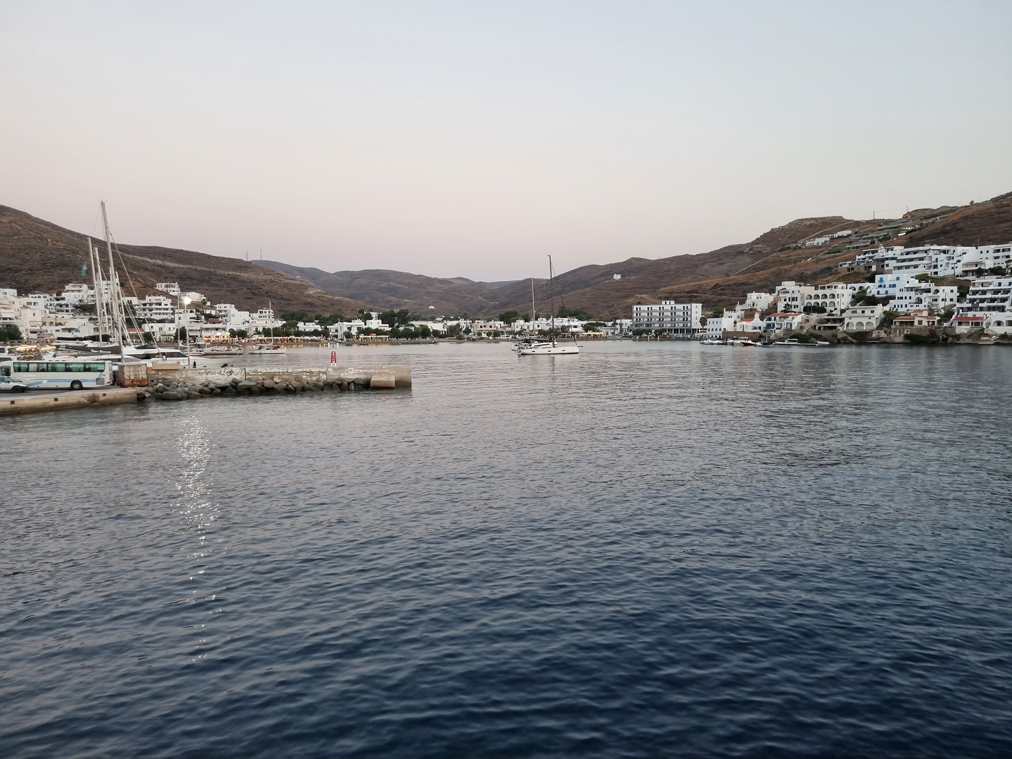 Στον όμορφο Μέριχα καταφθάνουν πλοία τόσο από τον Πειραιά όσο κι από το Λαύριο.