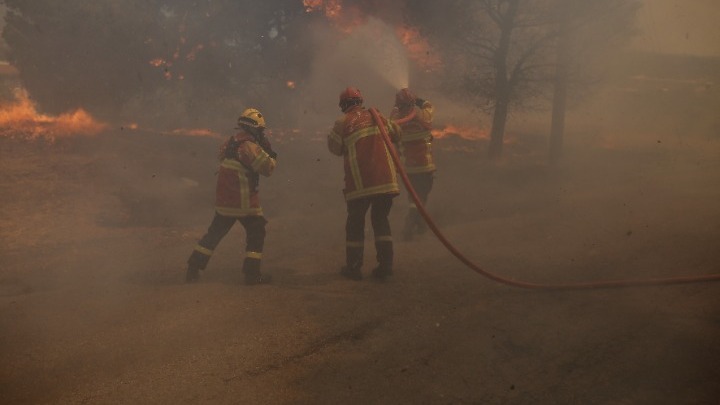 Πυροσβέστες επιχειρούν σε φωτιά