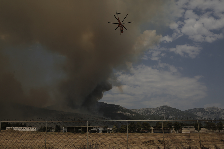 Πυροσβεστικό ελικόπτερο επιχειρεί, κατά τη διάρκεια πυρκαγιάς σε κατοικημένη περιοχή στους πρόποδες της Πάρνηθας, Τετάρτη 23 Αυγούστου 2023.