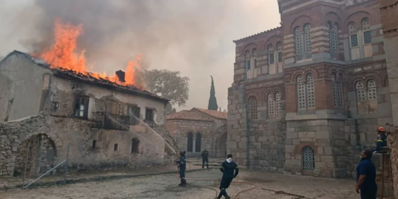 Πυροσβέστες επιχειρούν να σβήσουν φωτιά σε κτήριο στο Μοναστήρι του Οσίου Λουκά