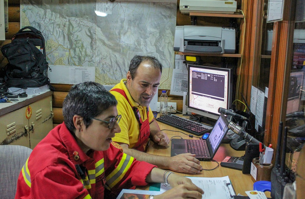 Η Μαρία και ο Σίμος, εθελοντές Δασοπυροσβέστες κατά τη διάρκεια βάρδιας στο Πυροφυλάκιο στις 29 Ιουλίου 20223.