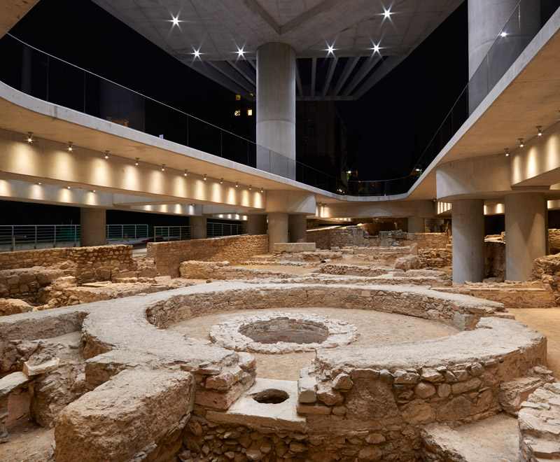 Η ανασκαφή στο προαύλιο του Μουσείο Ακρόπολης με τον κυκλικό πύργο, δεξαμενή και πηγάδι