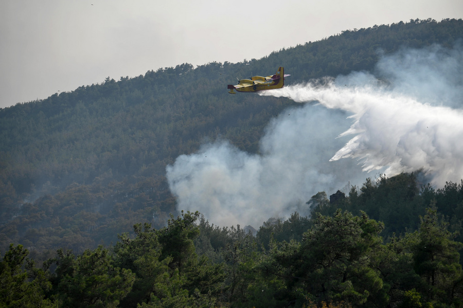 Πυροσβεστικό αεροσκάφος επιχειρεί στην κατάσβεση της πυρκαγιάς στο δάσος της Δαδιάς στον Έβρο, την Πέμπτη 24 Αυγούστου 2023.