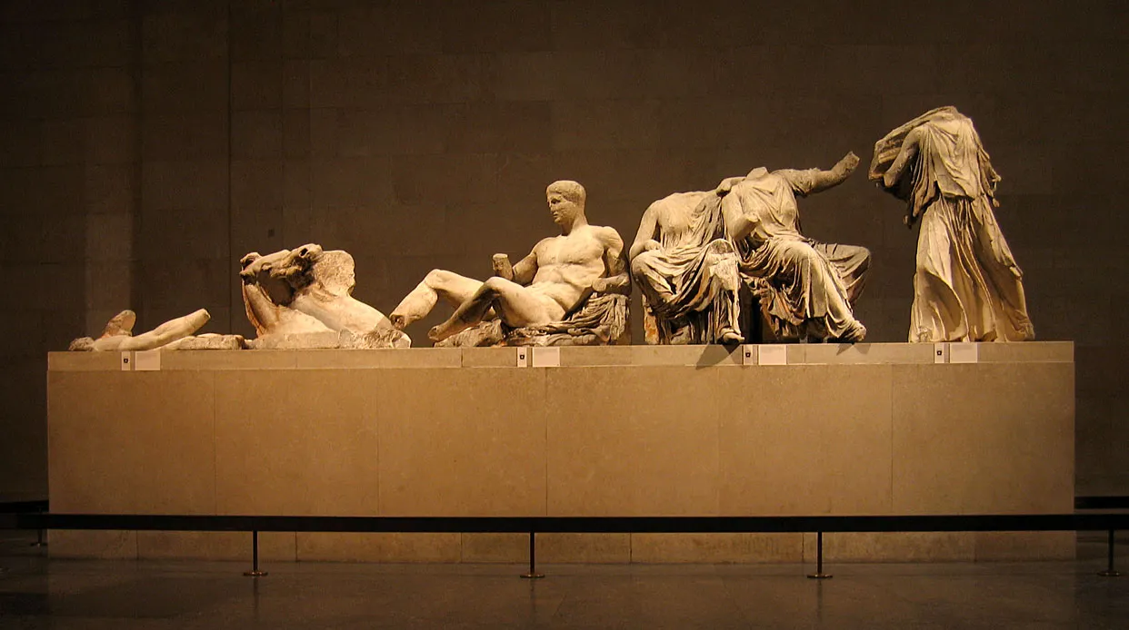 Το ανατολικό αέτωμα του Παρθενώνα στο Βρετανικό Μουσείο με θέμα του τη γέννηση της Αθηνάς. Από αριστερά, ο ήλιος που ανατέλλει με το τέθριππο, ο Διόνυσος, η Περσεφόνη, η Δήμητρα και η Άρτεμις