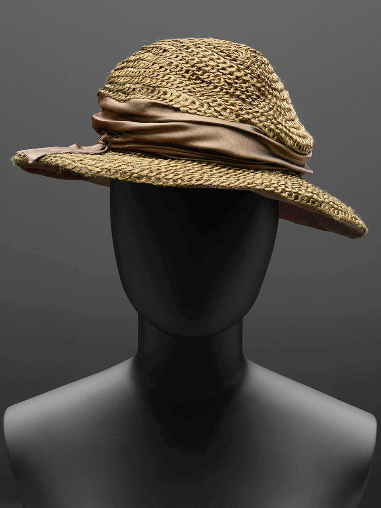 Το μεταξωτό καπέλο Σανέλ, 1917