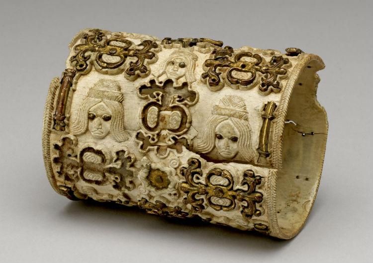 Σκαλιστό περιβραχιόνιο από ελεφαντόδοντο με ένθετο ορείχαλκο, που απεικονίζει ευρωπαίους εμπόρους στο Μπενίν τον 15ο αιώνα