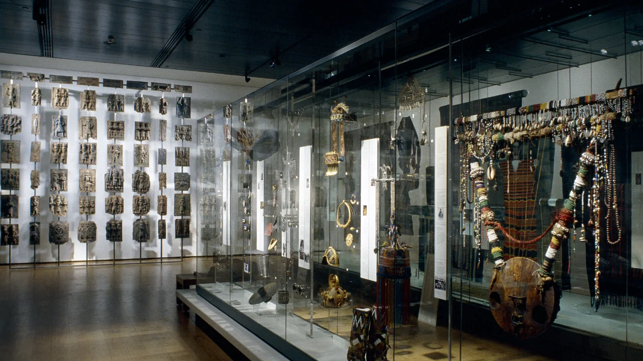 Η αίθουσα του Βρετανικού Μουσείο με τα Μπρούτζινα του Μπενίν και άλλα αφρικανικά αντικείμενα