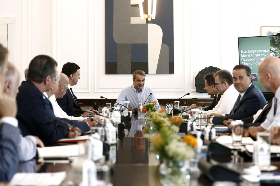 Ο πρωθυπουργός Κυριακός Μητσοτάκης συνομιλεί με την ηγεσία του υπουργείου Περιβάλλοντος και Ενέργειας και του υπουργείου Κλιματικής Κρίσης και Πολιτικής Προστασίας, κατά τη διάρκεια σύσκεψης με θέμα την αποκατάσταση των δασών του Έβρου και της Πάρνηθας, στο Μέγαρο Μαξίμου