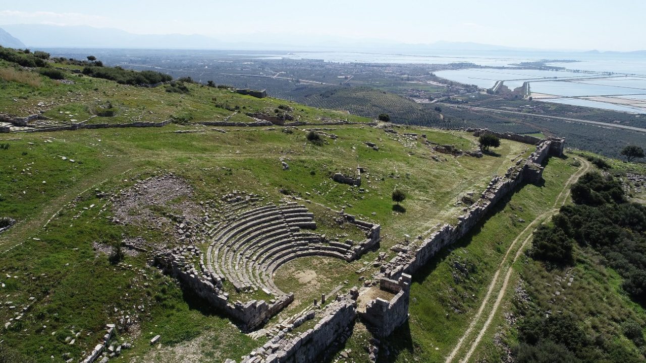 Το θέατρο Πλευρώνας με την θέα της λιμνοθάλασσας του Μεσολογγίου, πριν την έναρξη των εργασιών