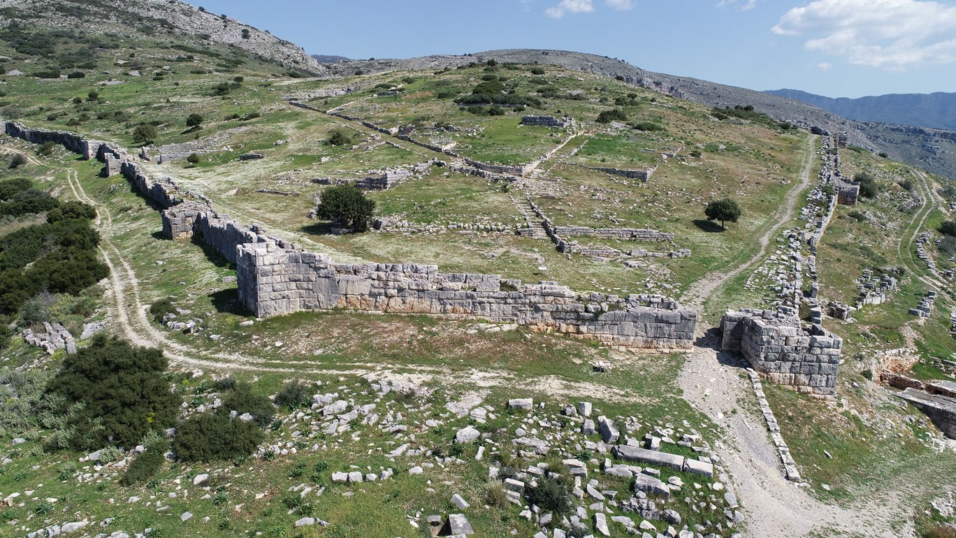 Η αρχαία Πλευρώνα. Τμήματα του τείχους και η κεντρική πύλη