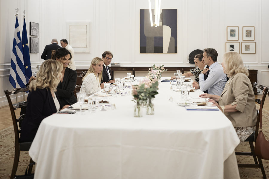 Ο πρωθυπουργός Κυριάκος Μητσοτάκης συνομιλεί με την Ιταλίδα πρωθυπουργό Τζόρτζια Μελόνι, κατά; τη διάρκεια κατ' ιδίαν συνάντησης και δείνου εργασίας στο Μέγαρο Μαξίμου στην Αθήνα, Πέμπτη, 31 Αυγούστου 2023.