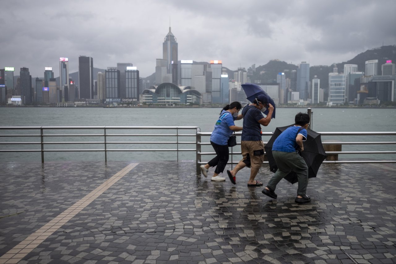 Πεζοί παρασύρονται από τον αέρα στο Χονγκ Κονγκ