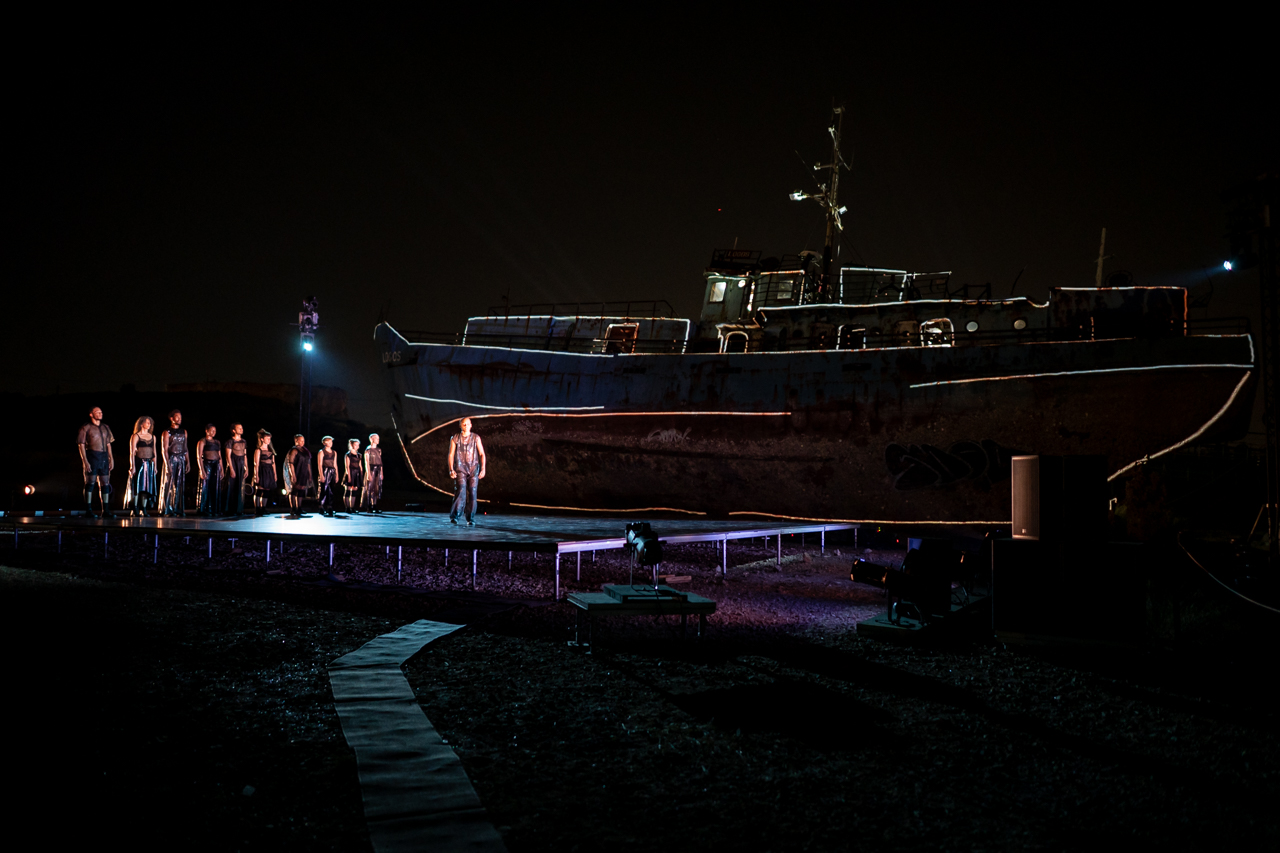 Στιγμιότυπο από την παράσταση «Η Περσεφόνη επανακαθορίζει τη μοίρα της», που πραγματοποιήθηκε 7-8 Ιουλίου στο Νεκροταφείο Πλοίων στη Βλύχα. Σχεδιασμός φωτισμού Ελευθερία Ντεκώ