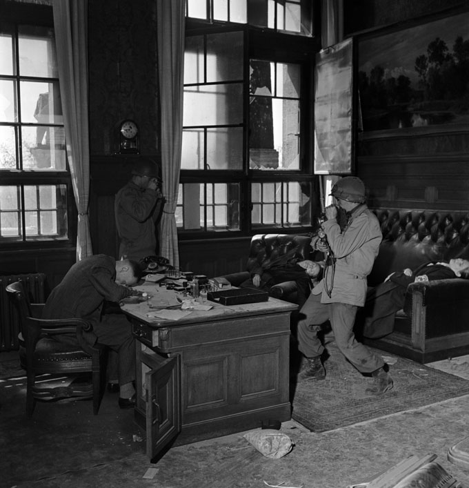 Η Λι Μίλερ και ο Ντέιβιν Σέρμαν φωτογραφίζουν τη σκηνή αυτοκτονίας του ναζί αντιδήμαρχου του Μονάχου και της οικογένειά του