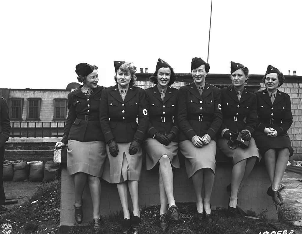 Η Λι Μίλερ (δεύτερη από δεξιά) το 1943 με τις άλλες γυναίκες πολεμικές ανταποκρίτριες του αμερικανικού στρατού