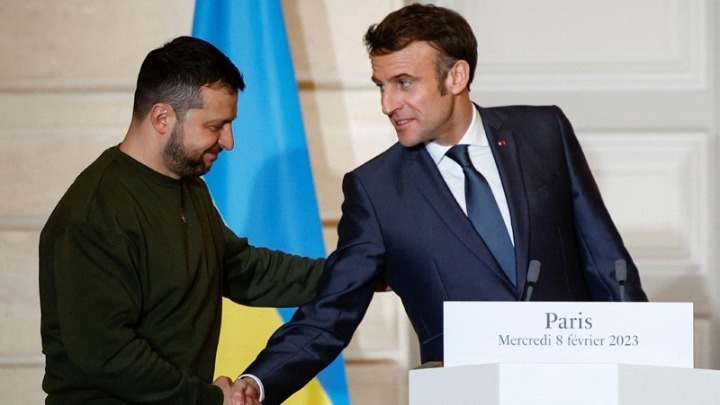 Ο Ουκρανός πρόεδρος Βολοντίμιρ Ζελένσκι με τον Γάλλο ομόλογό του Εμανουέλ Μακρόν