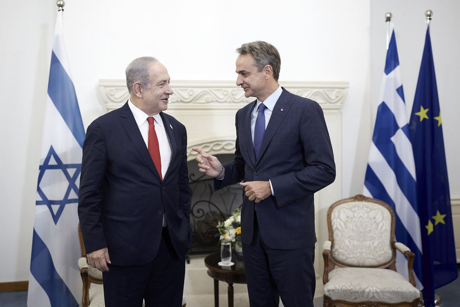 O πρωθυπουργός, Κυριάκος Μητσοτάκης συνομιλεί με τον πρωθυπουργό του Ισραήλ Benjamin Netanyahu κατά τη διάρκεια κατ'ιδίαν συνάντησής τους, στο Προεδρικό Μέγαρο της Λευκωσίας