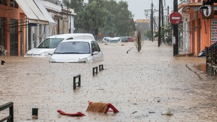 Πλημμυρισμένοι δρόμοι από το πέρασμα της κακοκαιρίας Daniel