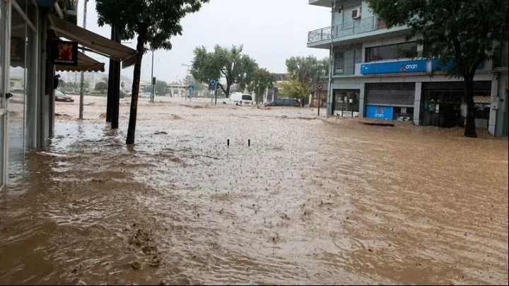 πλημμυρισμένοι δρόμοι στη Μαγνησία
