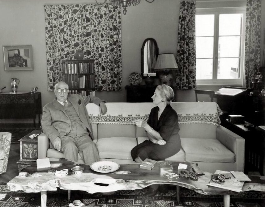Ο Γιώργος Σεφέρης και η Μαρώ στο σαλόνι του σπιτιού τους