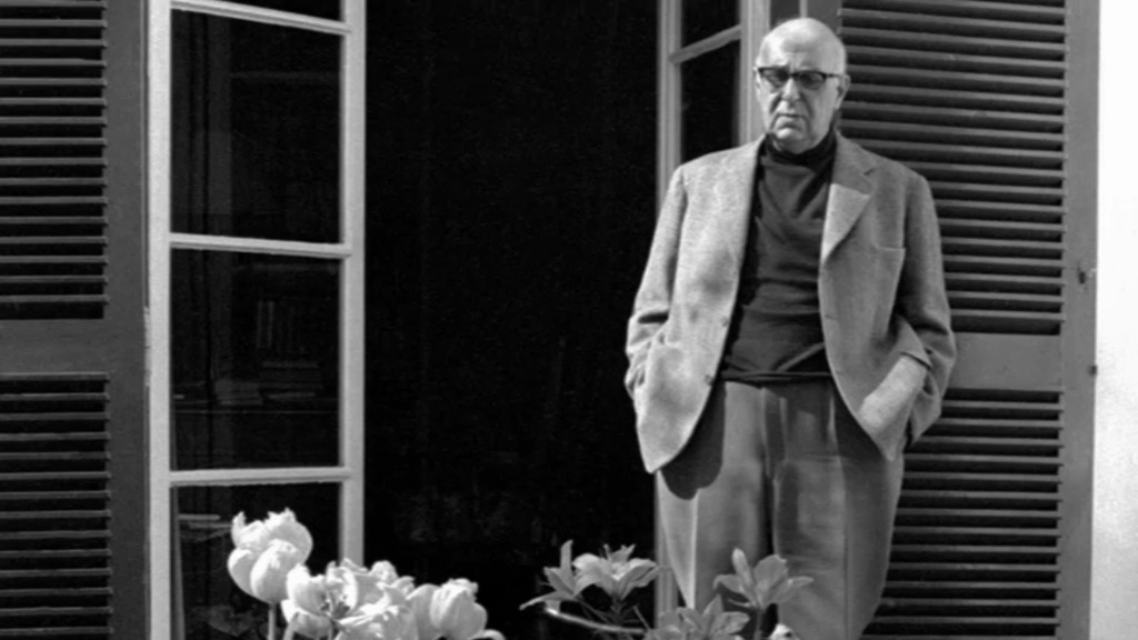 Ο Γιώργος Σεφέρης στην αυλή του σπιτιού του τον Νοέμβριο του 1963