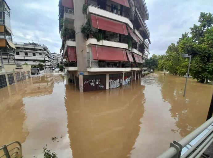 Πλημμυρισμένοι δρόμοι στα Τρίκαλα από το πέρασμα της Κακοκαιρίας Daniel