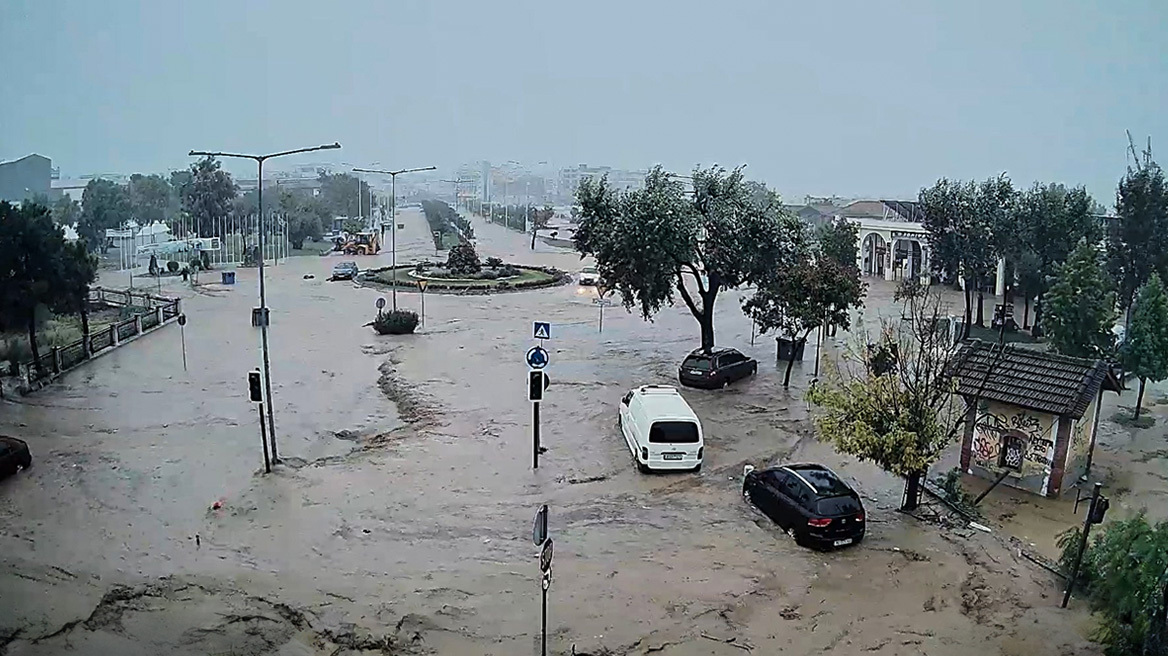 πλημμυρισμένοι δρόμοι στον Βόλο μετά το πέρασμα της Κακοκαιρίας Daniel