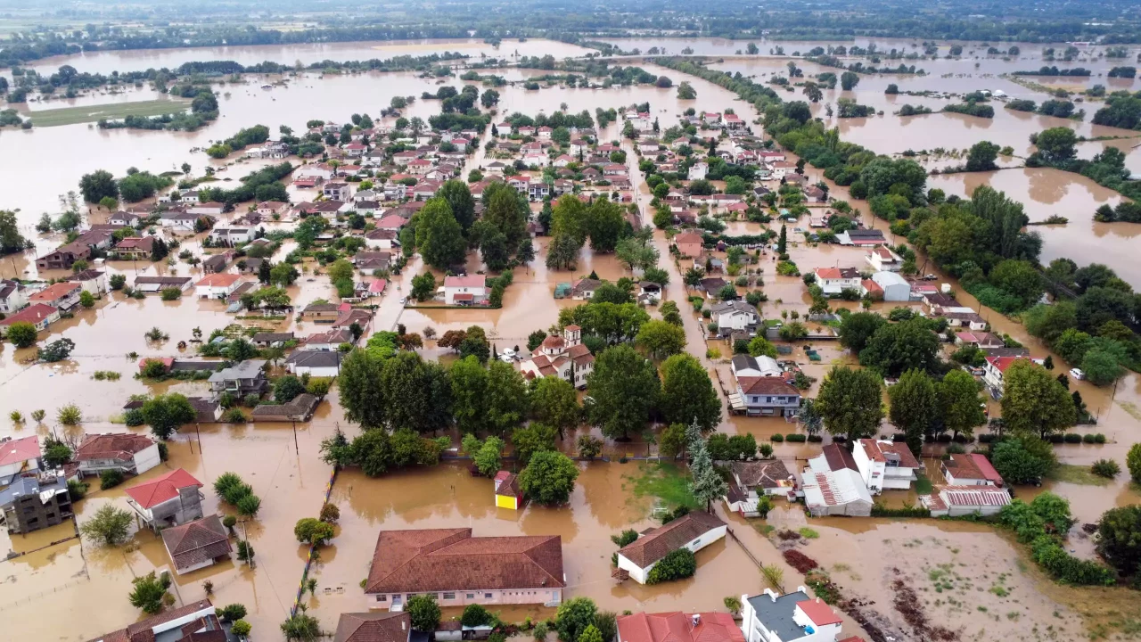 Πλημμυρισμένη πόλη στη Θεσσαλία από την κακοκαιρία daniel