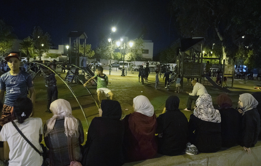 Άνθρωποι στο Ραμπάτ του Μαρόκο κάθονται στους δρόμους μετά τον σεισμό 6,9 Ρίχτερ που κατέστρεψε πολλά κτήρια στη χώρα