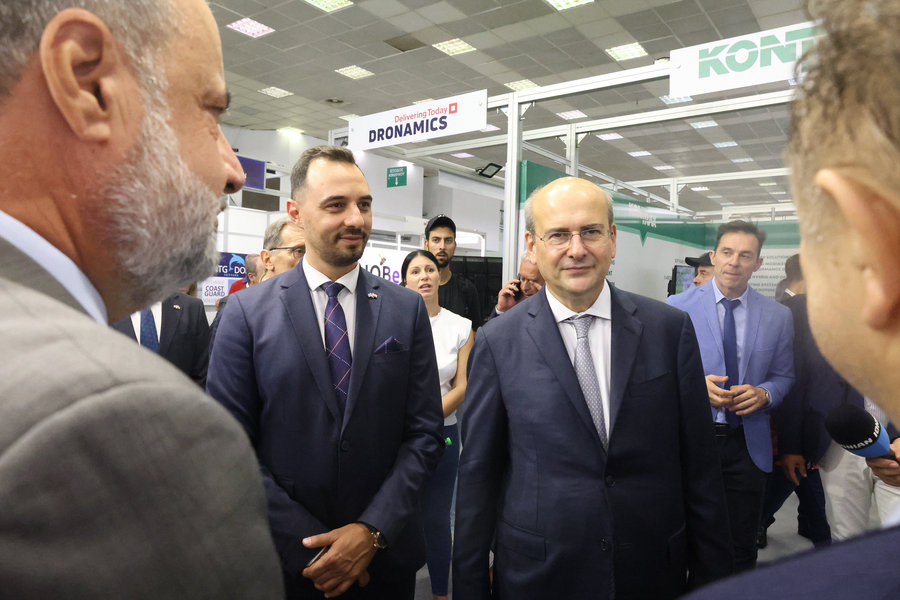 Ο υπουργός Εθνικής Οικονομίας και Οικονομικών Κωστής Χατζηδάκης (2Δ) και ο υπουργός Ανάπτυξης και Βιομηχανίας της Βουλγαρίας Μπογκτάν Μπογκτάνοφ (2Α), παρίστανται στην τελετή εγκαινίων της 87η Δ.Ε.Θ. με τιμώμενη χώρα την Βουλγαρία, Θεσσαλονίκη,