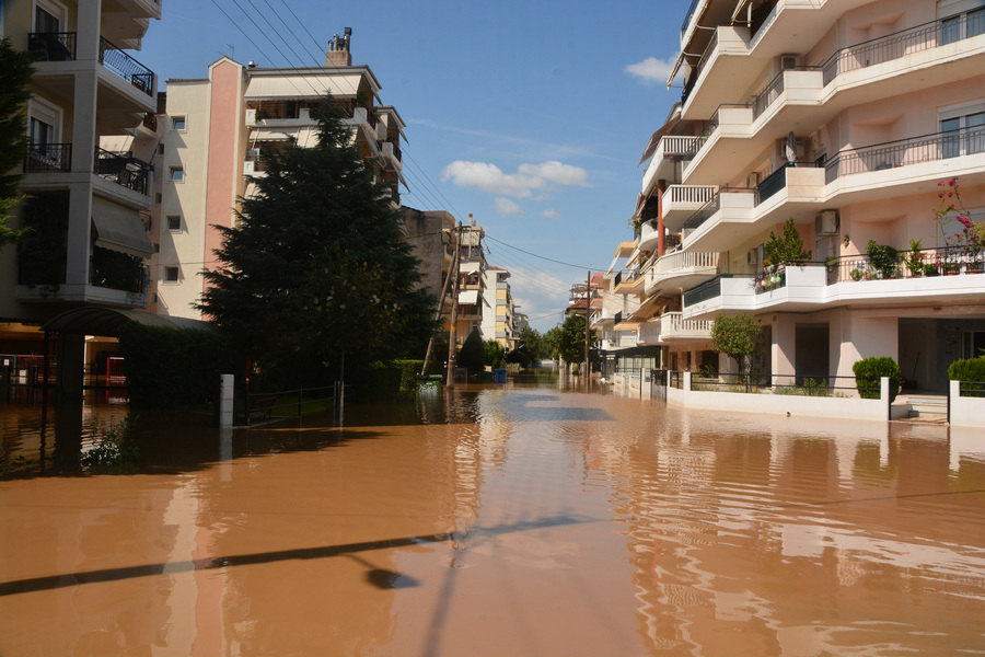 Βυθισμένα σπίτια στο νερό στην πλημμυρισμένη και εκκενωμένη συνοικία του Ιπποκράτη στην Λάρισα, κατά τη διάρκεια της κακοκαιρίας Daniel