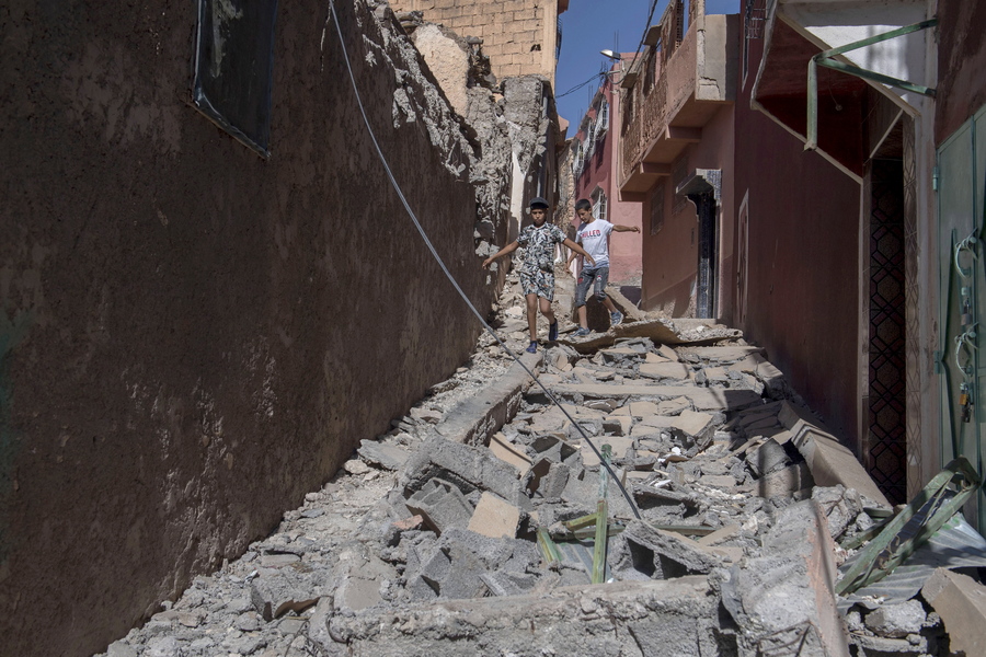 Δύο παιδιά ανάμεσα στα χαλάσματα κτηρίων στο Μαρακές του Μαρόκου, μετά τον σεισμό που χτύπησε τη χώρα