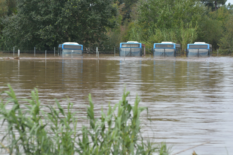 Λεωφορεία κάτω από το νερό στον πλημμυρισμένο σταθμό υπεραστικών λεωφορείων στην Λάρισα