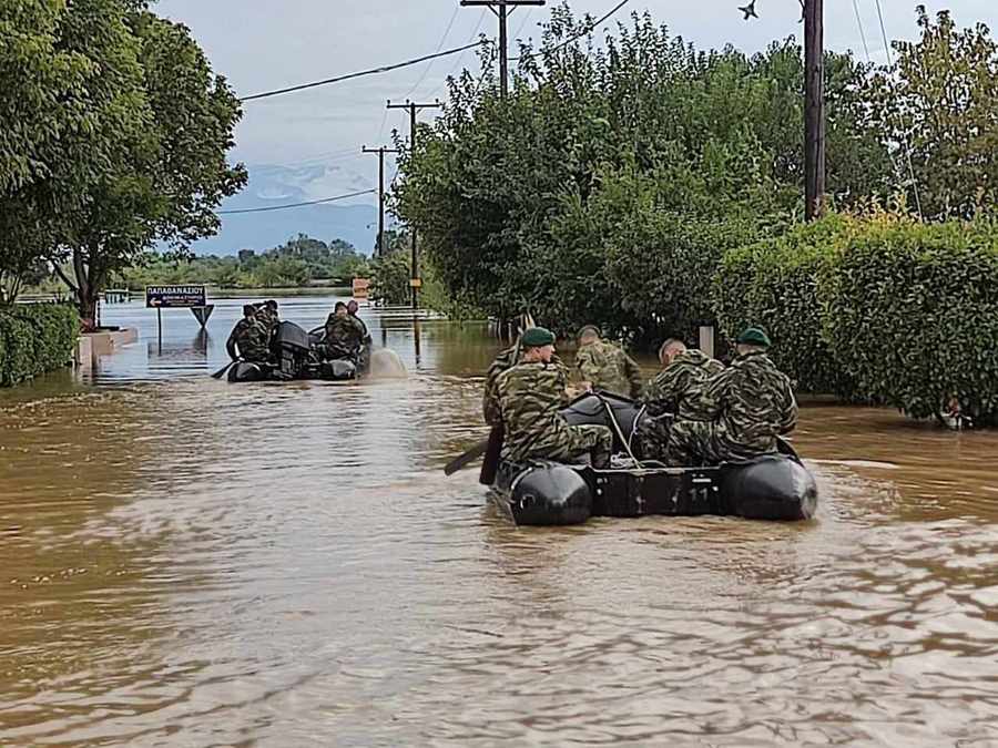 προσωπικό των ενόπλων δυνάμεων με φουσκωτό κατά τη διάρκεια επιχείρησης απεγκλωβισμού στις πλημμυρισμένες περιοχές της Θεσσαλίας