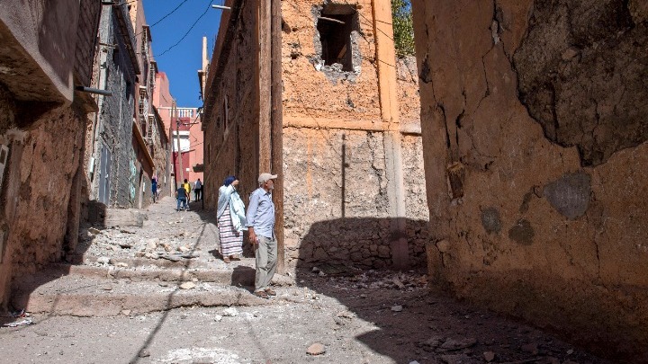 Κάτοικοι στο Μαρακές του Μαρόκου ανάμεσα σε χαλάσματα σπιτιών μετά τον καταστροφικό σεισμό της 8ης Σεπτεμβρίου