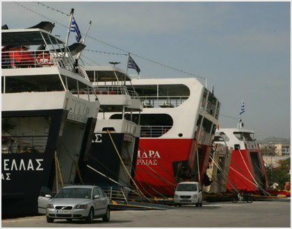 πλοία ακτοπλοΐας δεμένα στο λιμάνι