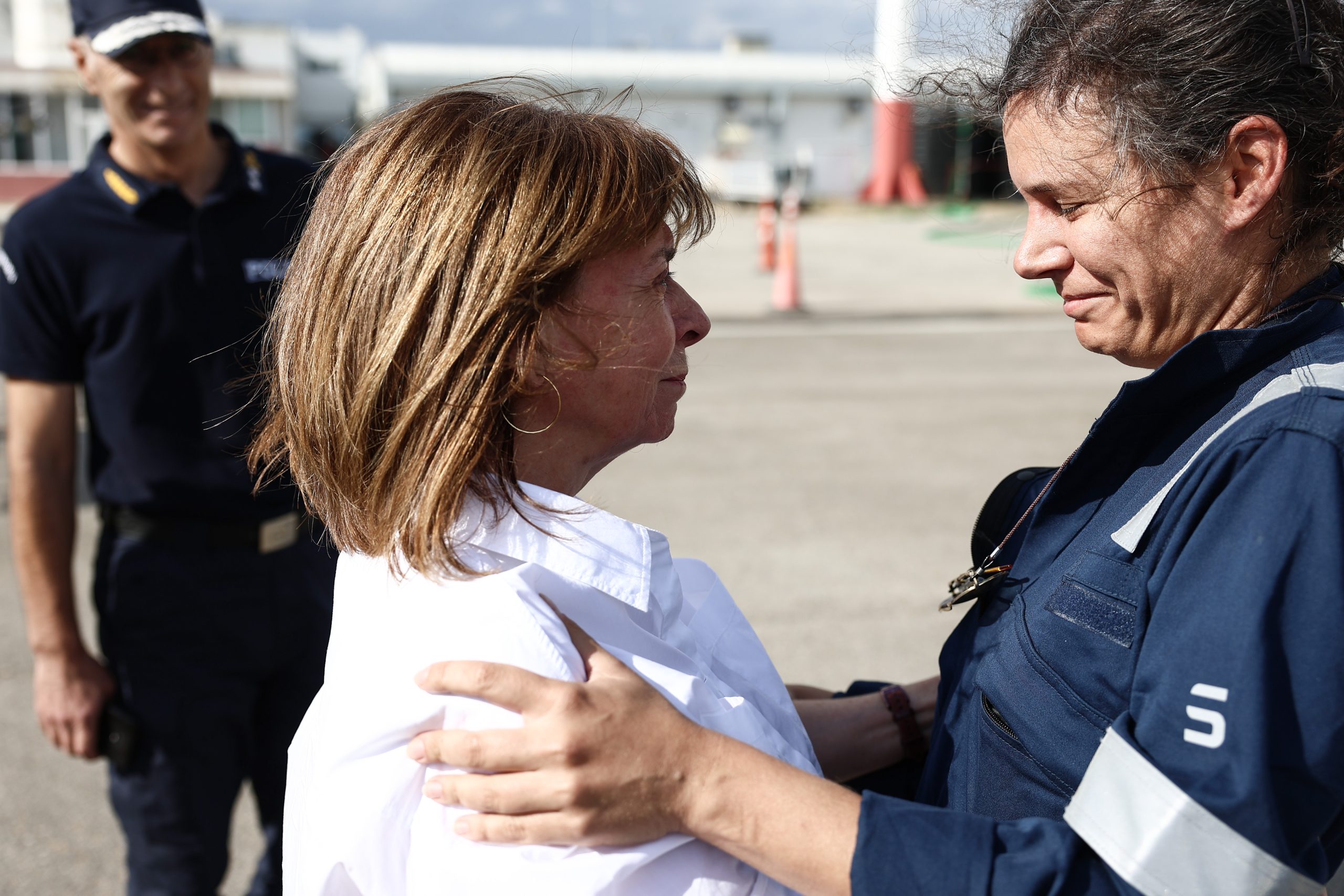Η Κατερινα Σακκελαροπούλου με την Ελληνίδα πιλότος της πολιτικής αεροπορίας Ελισάβετ Βουρνάζου
