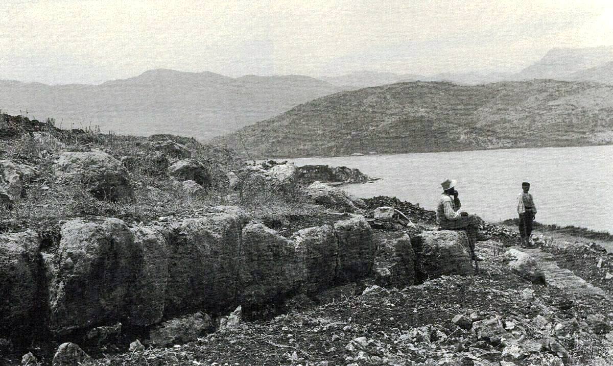 Τα τείχη της αρχαίας πόλης από την γερμανική ανασκαφή του 1891