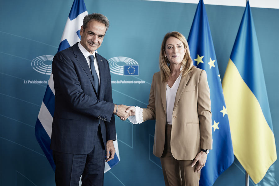 Ο πρωθυπουργός Κυριάκος Μητσοτάκης συναντάται με την πρόεδρο του Ευρωπαϊκού Κοινοβουλίου Roberta Metsola στο Στρασβούργο, στο πλαίσιο των επαφών που έχει με κορυφαίους αξιωματούχους των ευρωπαϊκών θεσμών για τη στήριξη της χώρας μας στην αντιμετώπιση των επιπτώσεων των πρόσφατων φυσικών καταστροφών