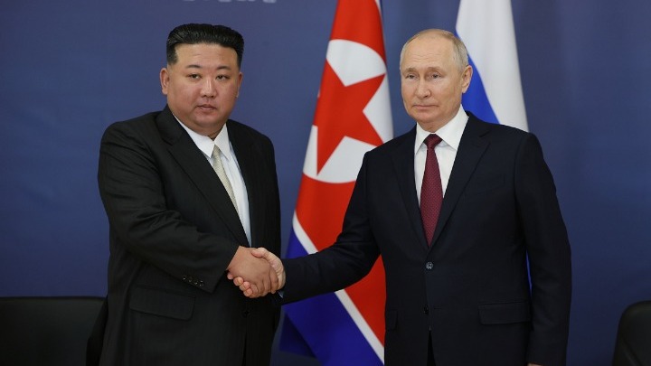 Ο Βλαντίμιρ Πούτιν με τον Κιμ Γιονγκ Ουν