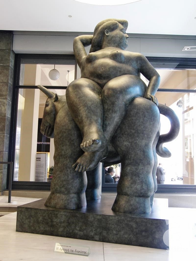 Το γλυπτό του Κολομβιανού Fernando Botero, «Η αρπαγή της Ευρώπης», που δεσπόζει στην είσοδο των κεντρικών γραφείων της Τράπεζας Πειραιώς, στην οδό Αμερικής 4. Ο γλύπτης αναπαριστά έξοχα την απόλαυση της Ευρώπης όταν κάθισε στην ράχη του Δία, ο οποίος είχε μεταμορφωθεί σε ταύρο