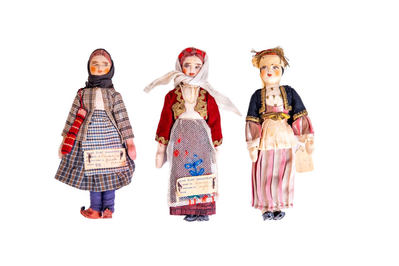 Παραδοσιακές κούκλες, παραγωγής των εργαστηρίων κεντητικής των Near East Industries, Αθήνα 1932-1939