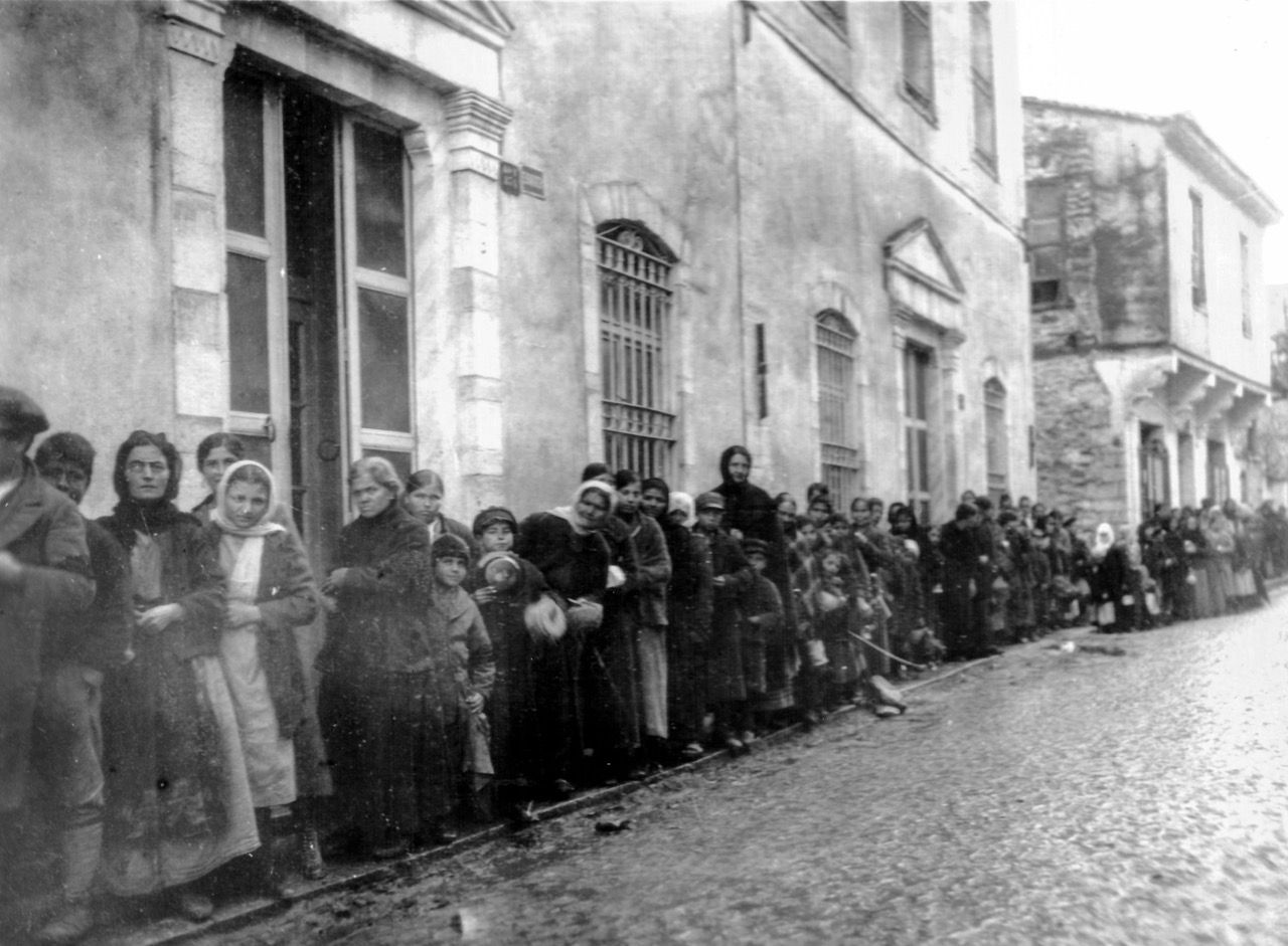 Περιμένοντας τη διανομή του άρτου από τον Αμερικανικό Ερυθρό Σταυρό, Καβάλα 1919