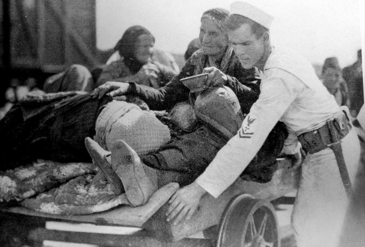 Αμερικανοί ναύτες βοηθούν ηλικιωμένους πρόσφυγες να επιβιβαστούν σε βάρκες, Σμύρνη 1922