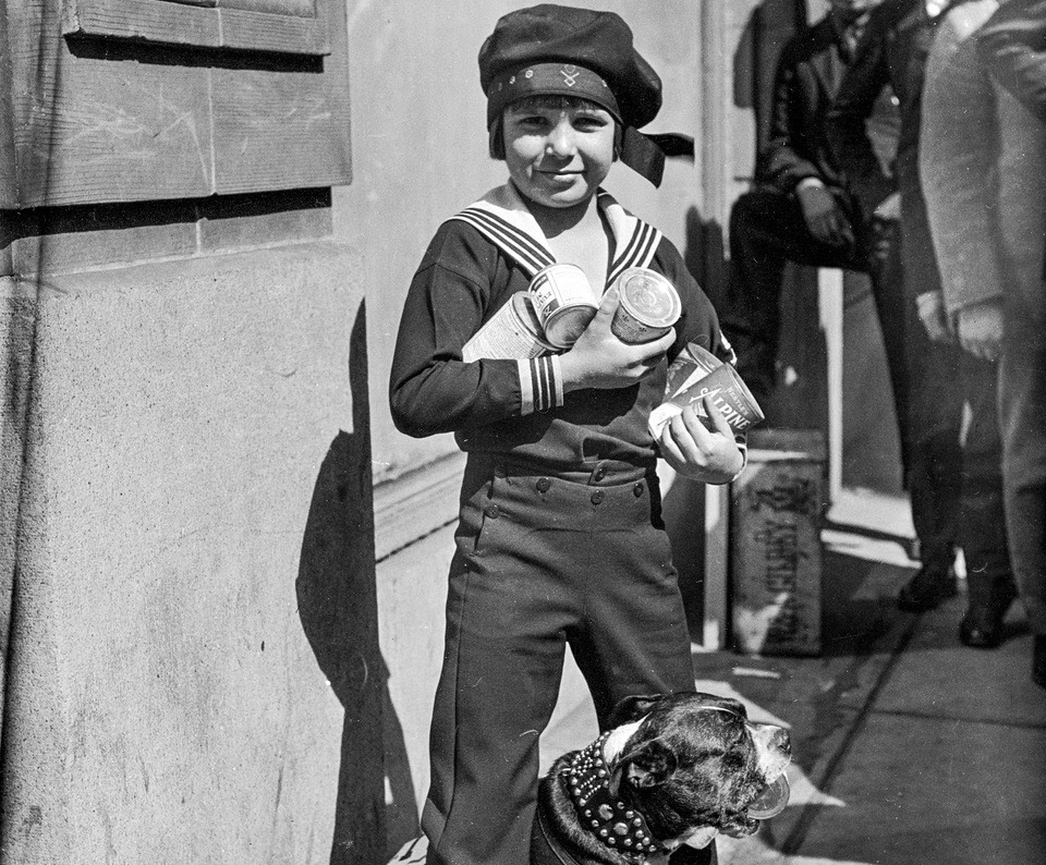 Ο Τζάκι Κούγκαν, «το αγόρι της Αμερικής», φωτογραφίζεται κρατώντας κουτιά με γάλα στηρίζοντας την εκστρατεία της Περιθάλψεως Εγγύς Ανατολής, 1924