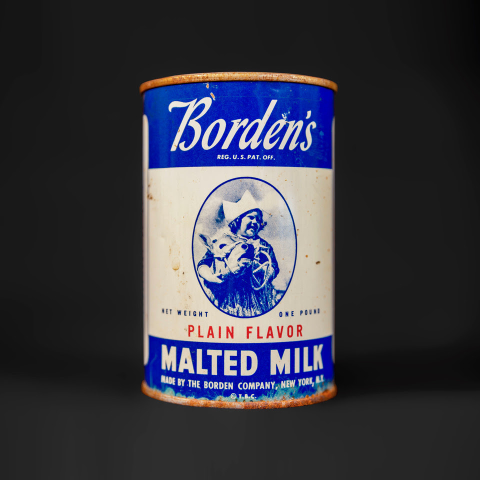 Συμπυκνωμένο γάλα εβαπορέ, που διανεμόταν στα ορφανοτροφεία της Περιθάλψεως Εγγύς Ανατολής από την εταιρεία Borden Milk 