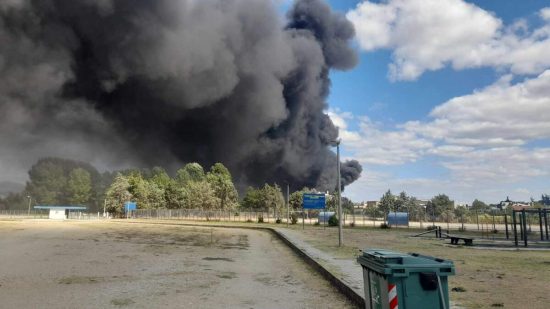 Κομοτηνή: Υπό έλεγχο πυρκαγιά σε εγκαταλελειμμένο εργοστάσιο (upd)