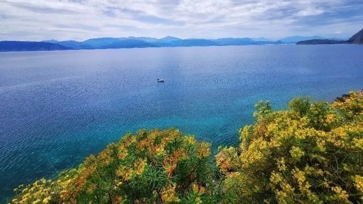 Τοπίο, ήρεμη θάλασσα και πράσινο, αίθριος καιρός με λίγα σύννεφα