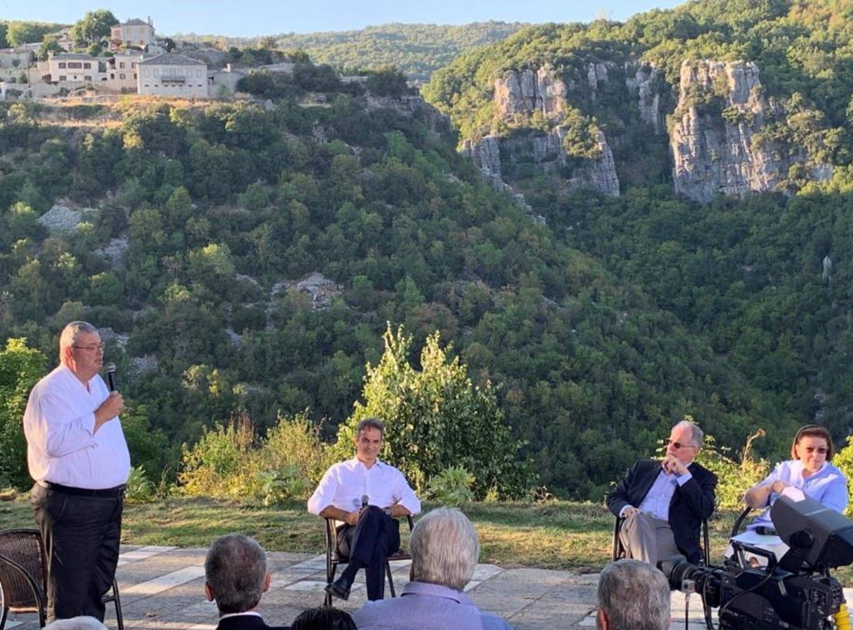 Ο πρωθυπουργός Κυριάκος Μητσοτάκης, ο πρόεδρος της Βουλής Κωνσταντίνος Τασούλας και η υπουργός Πολιτισμού Λίνα Μενδώνη στα Ζαχοροχώρια